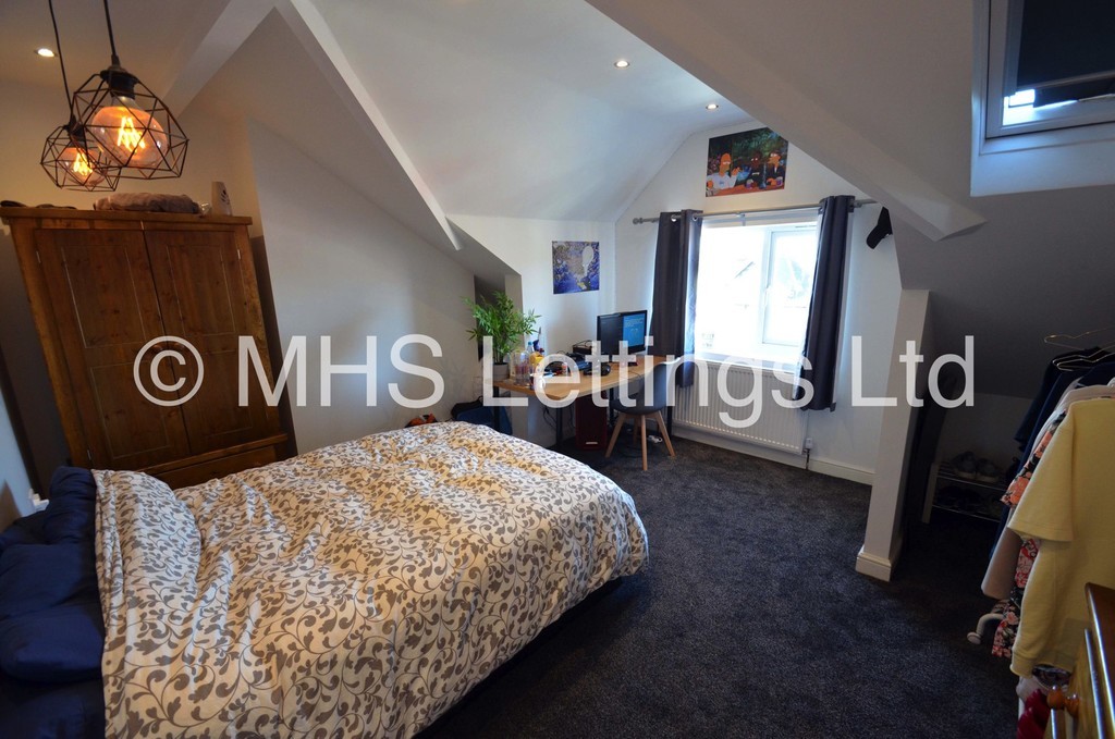 Photo of 4 Bedroom Flat in Flat 1, 47 Clarendon Road, Leeds, LS2 9NZ