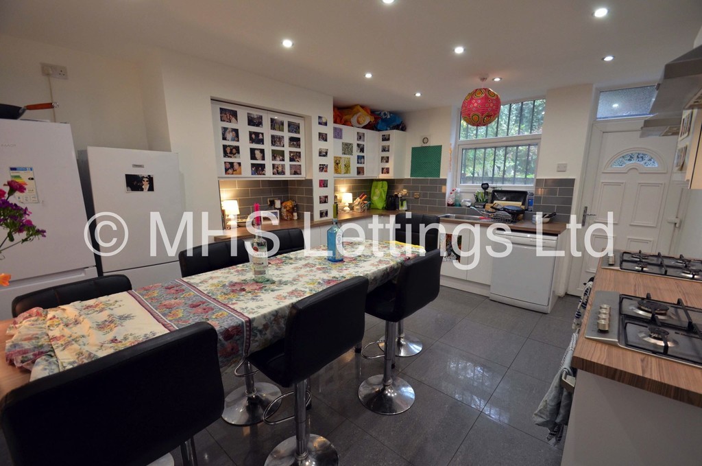 Photo of 4 Bedroom Flat in Flat 1, 47 Clarendon Road, Leeds, LS2 9NZ