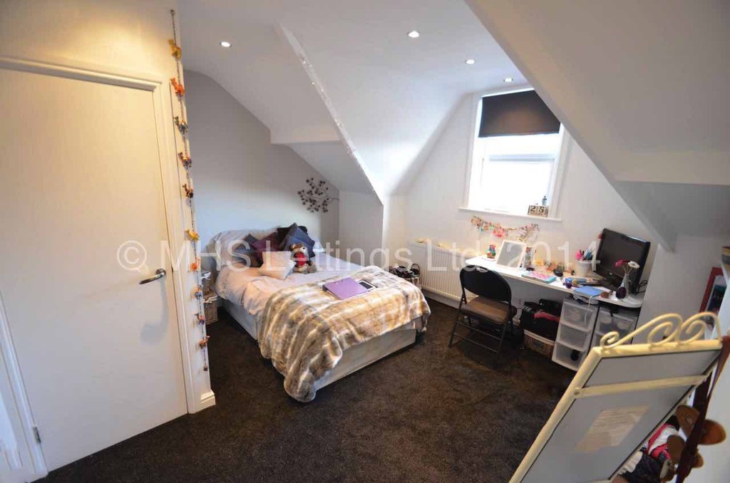 Photo of 4 Bedroom Flat in Flat 1, 47 Clarendon Road, Leeds, LS2 9NZ
