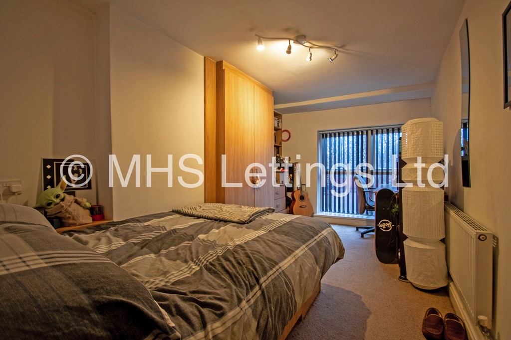 Photo of 3 Bedroom Flat in Flat 1, 205 Belle Vue Road, Leeds, LS3 1HG