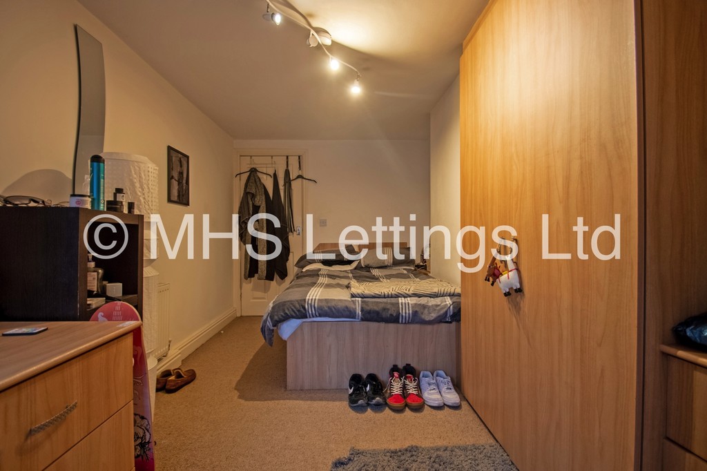 Photo of 3 Bedroom Flat in Flat 1, 205 Belle Vue Road, Leeds, LS3 1HG
