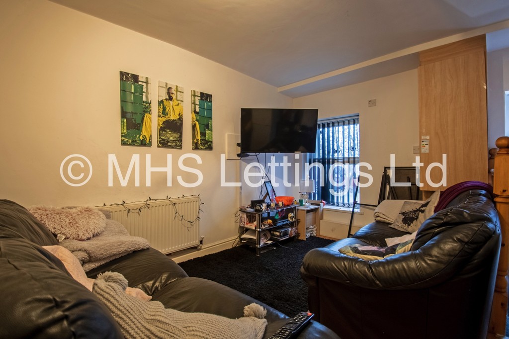 Photo of 3 Bedroom Flat in Flat 1, 205 Belle Vue Road, Leeds, LS3 1HG