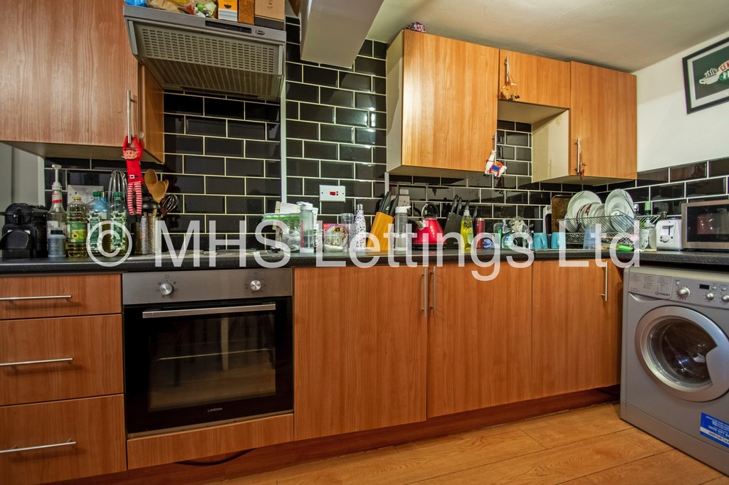 Photo of 3 Bedroom Flat in Flat 1, 205 Belle Vue Road, Leeds, LS3 1HG