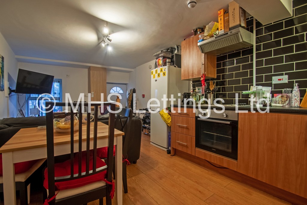 Photo of 3 Bedroom Flat in Flat 1, 205 Belle Vue Road, Leeds, LS3 1HG