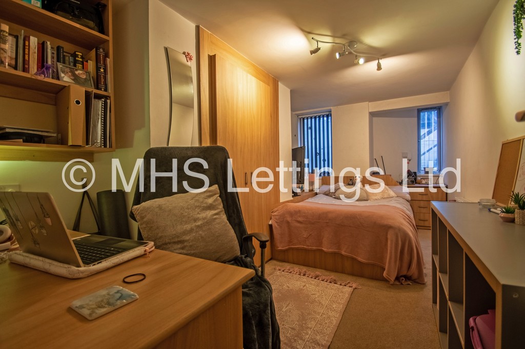 Photo of 3 Bedroom Flat in Flat 1, 205 Belle Vue Road, Leeds, LS3 1HG