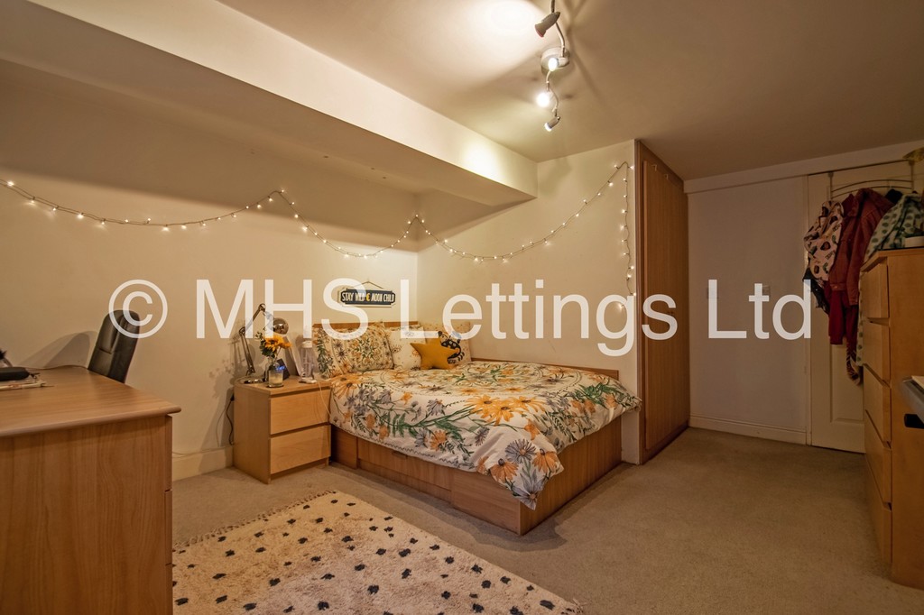 Photo of 3 Bedroom Flat in Flat 1, 205 Belle Vue Road, Leeds, LS3 1HG