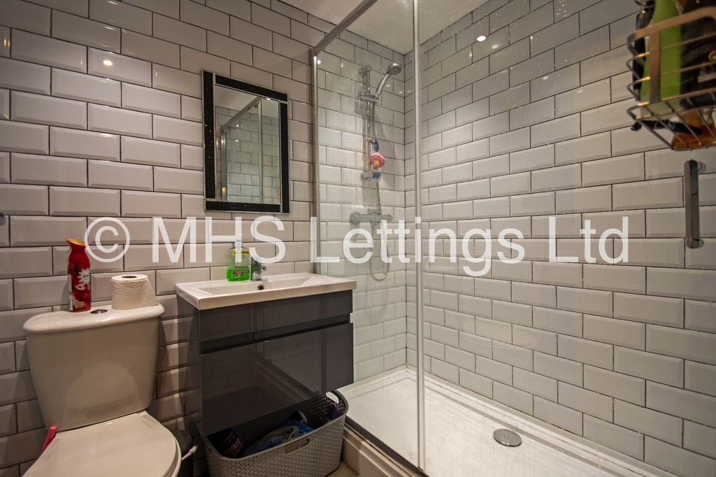 Photo of 3 Bedroom Flat in Flat 1, 205 Belle Vue Road, Leeds, LS3 1HG