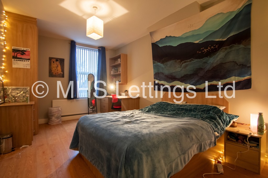 Photo of 2 Bedroom Flat in Flat 2, 205 Belle Vue Road, Leeds, LS3 1HG