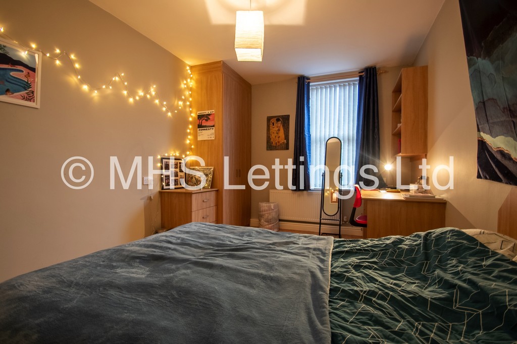 Photo of 2 Bedroom Flat in Flat 2, 205 Belle Vue Road, Leeds, LS3 1HG