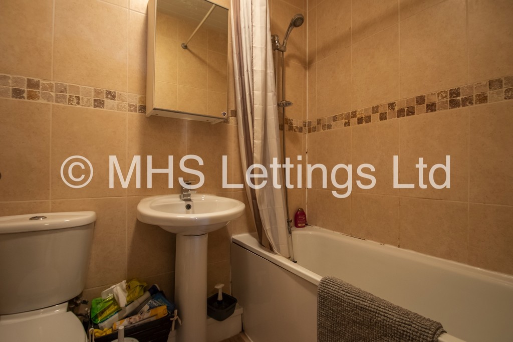 Photo of 2 Bedroom Flat in Flat 2, 205 Belle Vue Road, Leeds, LS3 1HG