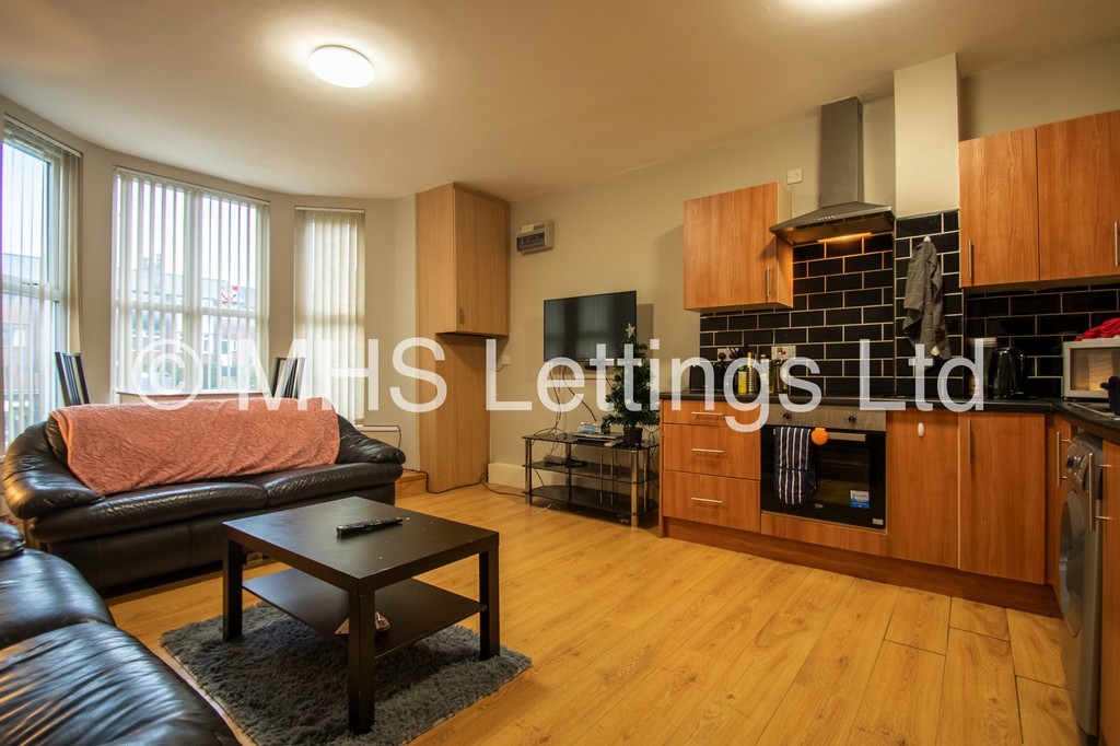 Photo of 2 Bedroom Flat in Flat 2, 205 Belle Vue Road, Leeds, LS3 1HG