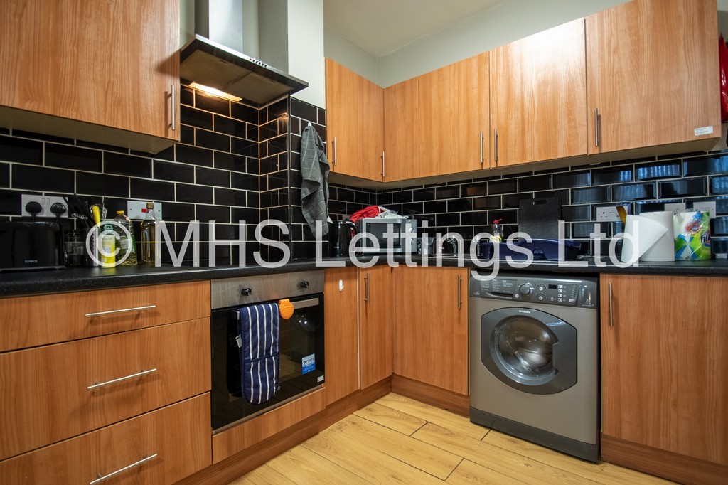Photo of 2 Bedroom Flat in Flat 2, 205 Belle Vue Road, Leeds, LS3 1HG