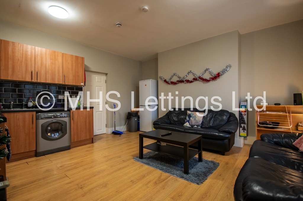 Photo of 2 Bedroom Flat in Flat 2, 205 Belle Vue Road, Leeds, LS3 1HG