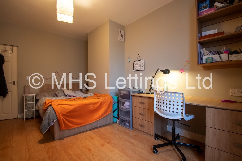 Photo of 2 Bedroom Flat in Flat 2, 205 Belle Vue Road, Leeds, LS3 1HG