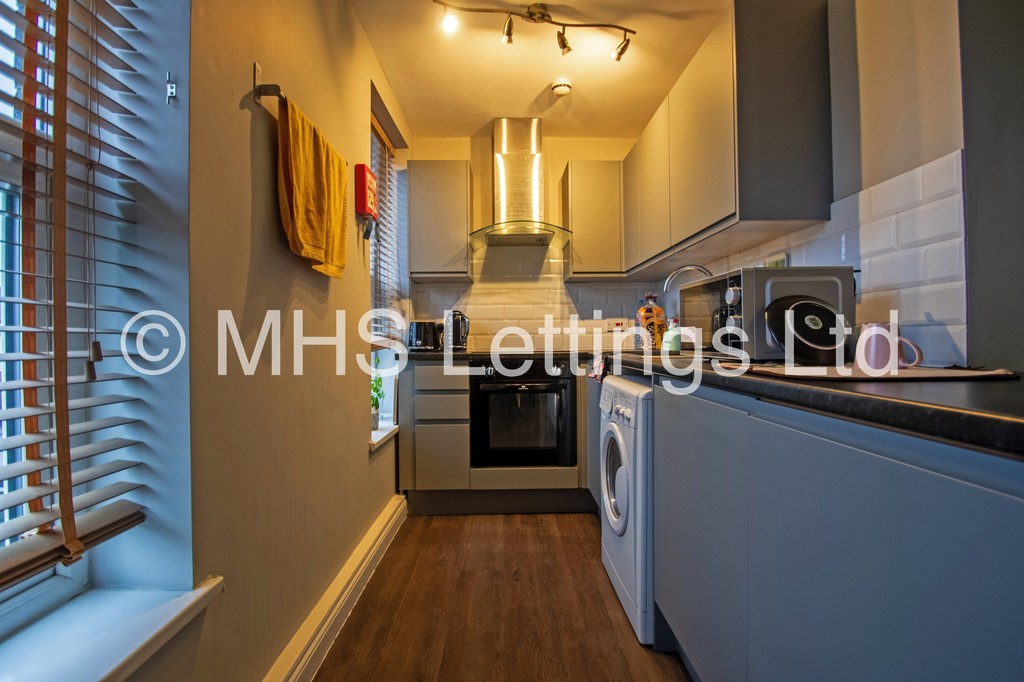 Photo of 2 Bedroom Flat in Flat 3, 205 Belle Vue Road, Leeds, LS3 1HG