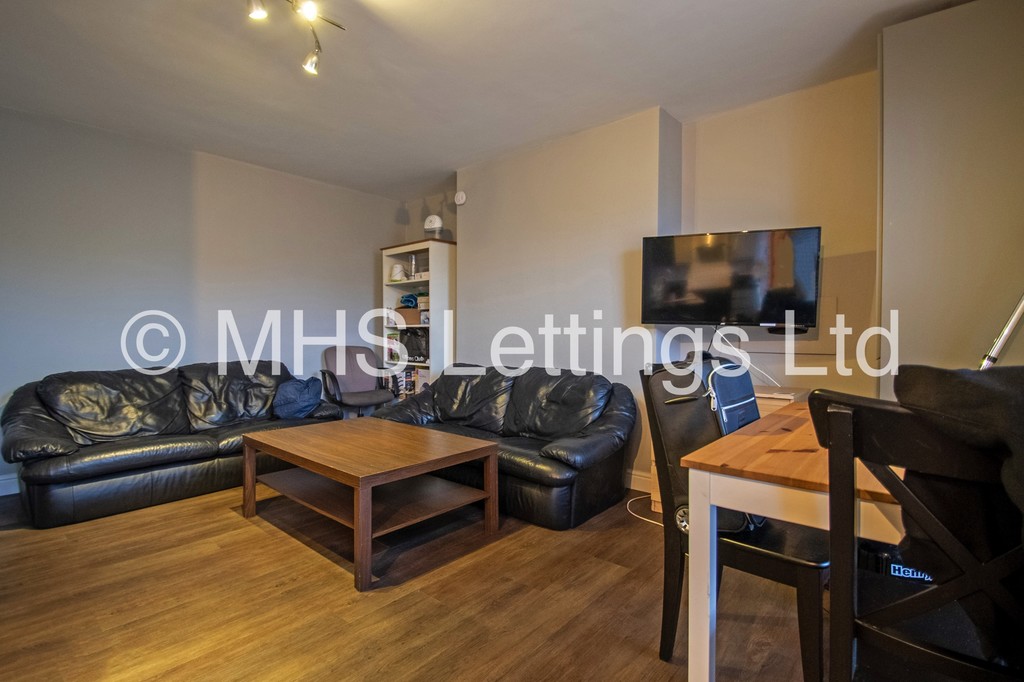 Photo of 2 Bedroom Flat in Flat 3, 205 Belle Vue Road, Leeds, LS3 1HG