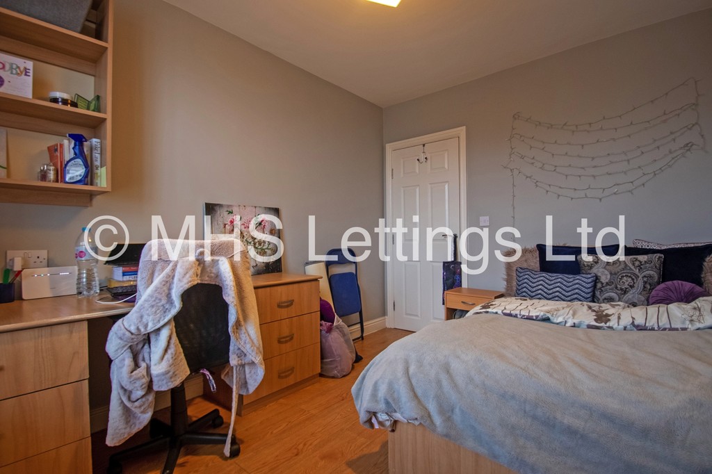 Photo of 2 Bedroom Flat in Flat 3, 205 Belle Vue Road, Leeds, LS3 1HG