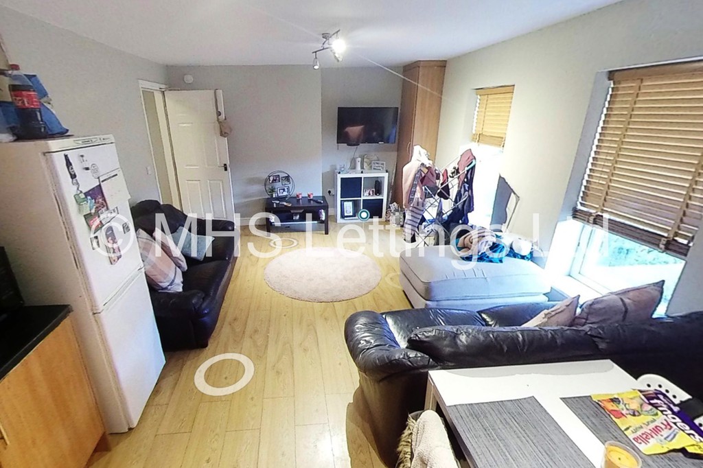 Photo of 2 Bedroom Flat in Flat 4, 205 Belle Vue Road, Leeds, LS3 1HG