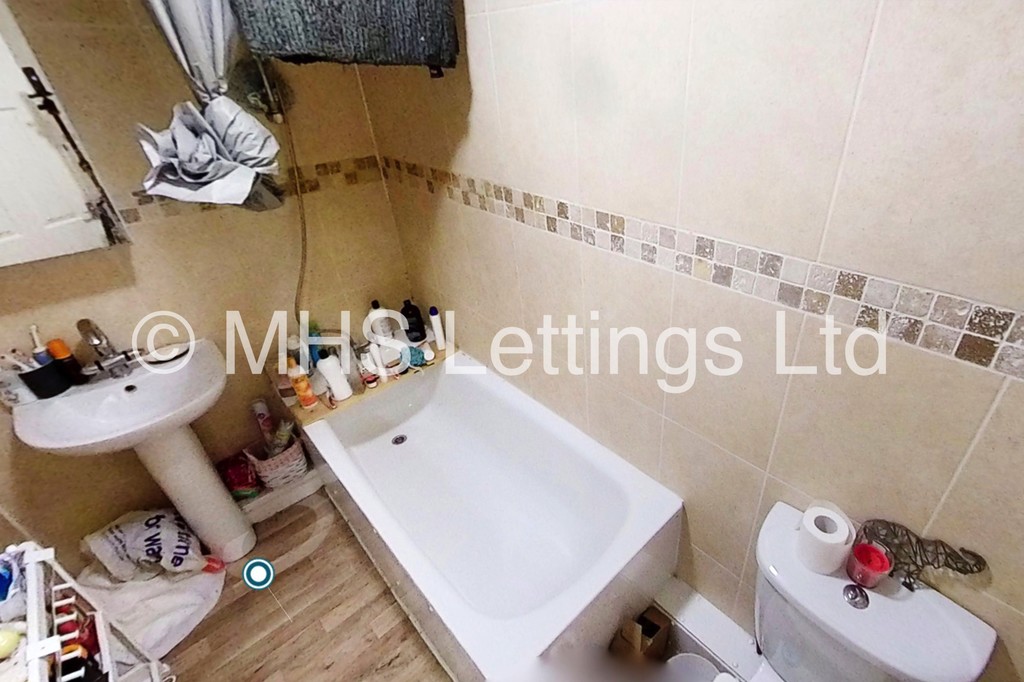Photo of 2 Bedroom Flat in Flat 4, 205 Belle Vue Road, Leeds, LS3 1HG