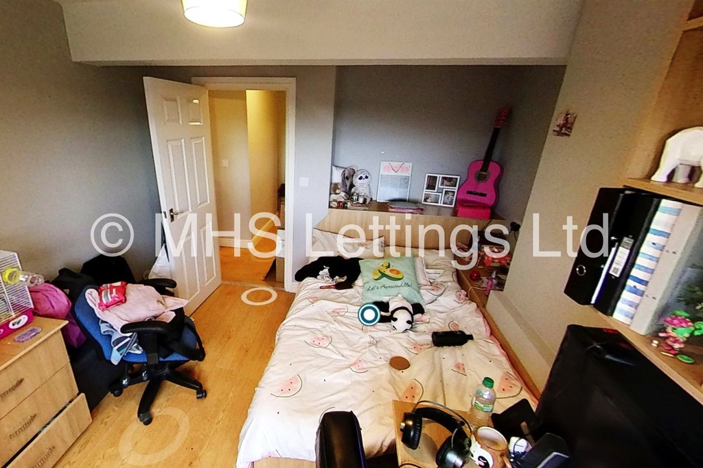 Photo of 2 Bedroom Flat in Flat 4, 205 Belle Vue Road, Leeds, LS3 1HG