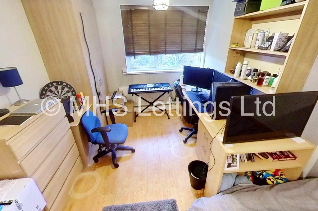Photo of 2 Bedroom Flat in Flat 4, 205 Belle Vue Road, Leeds, LS3 1HG