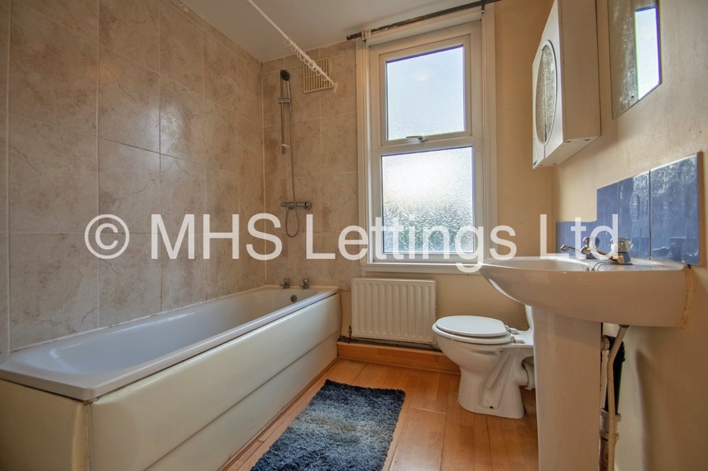 Photo of 3 Bedroom Mid Terraced House in 35 Lumley Road, Leeds, LS4 2NH