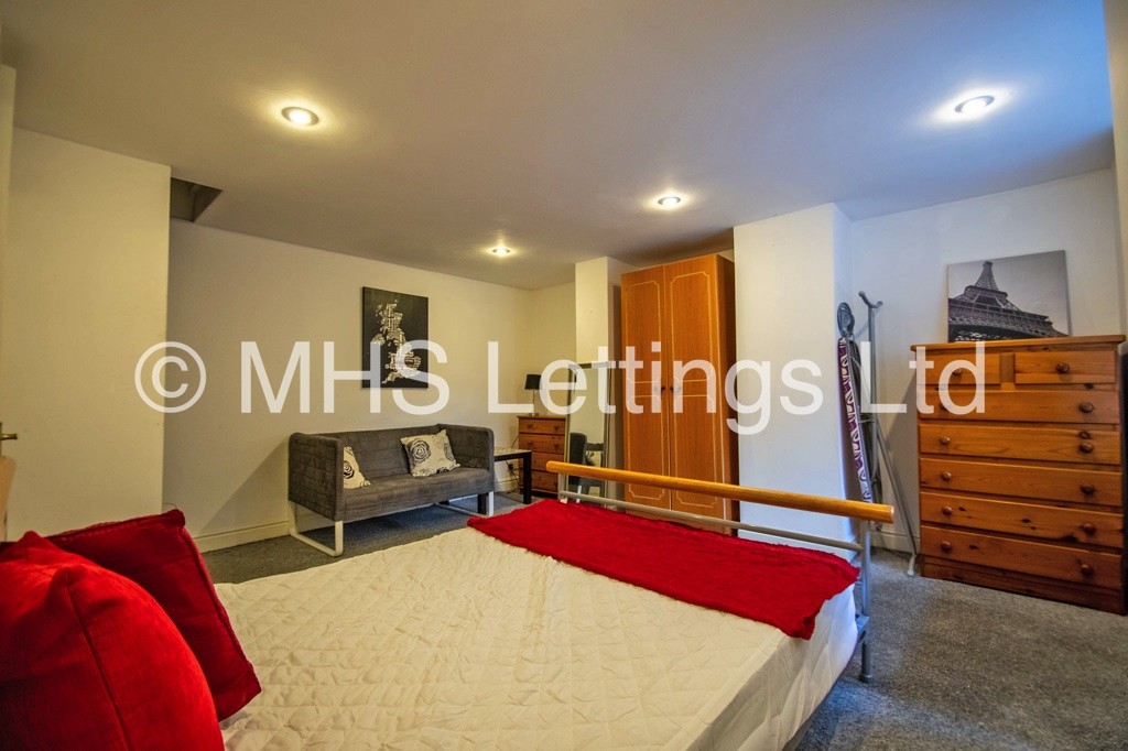 Photo of 3 Bedroom Mid Terraced House in 35 Lumley Road, Leeds, LS4 2NH