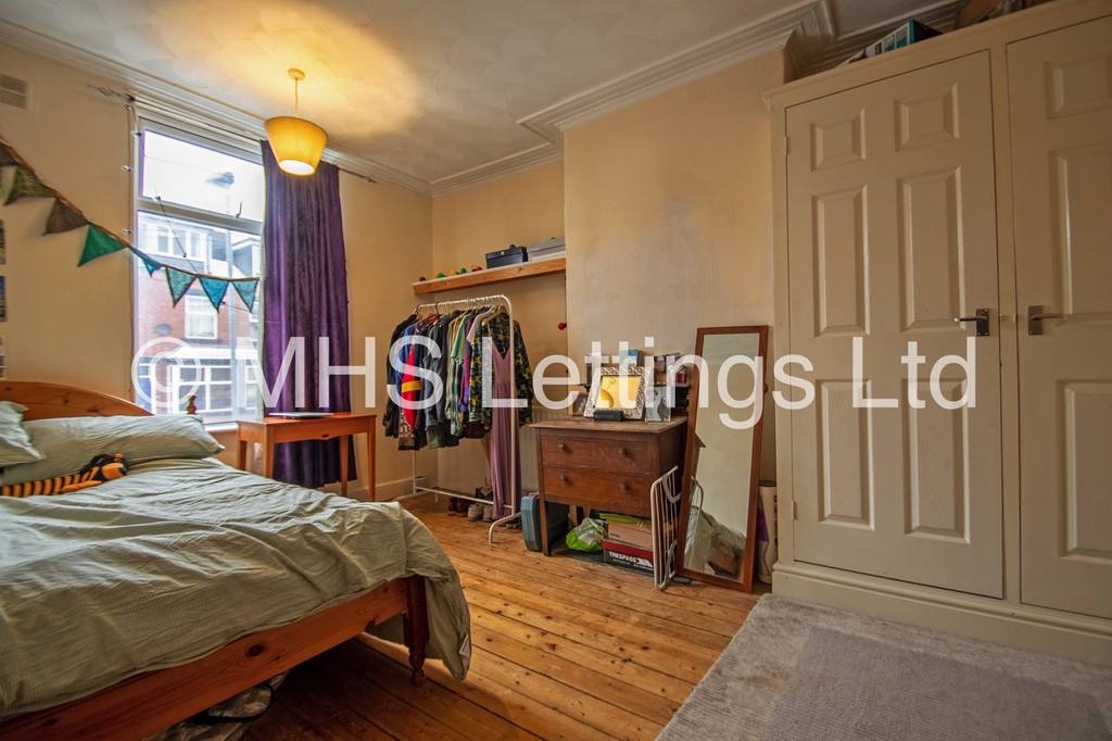 Photo of 2 Bedroom Mid Terraced House in 34 Woodside Avenue, Leeds, LS4 2QX