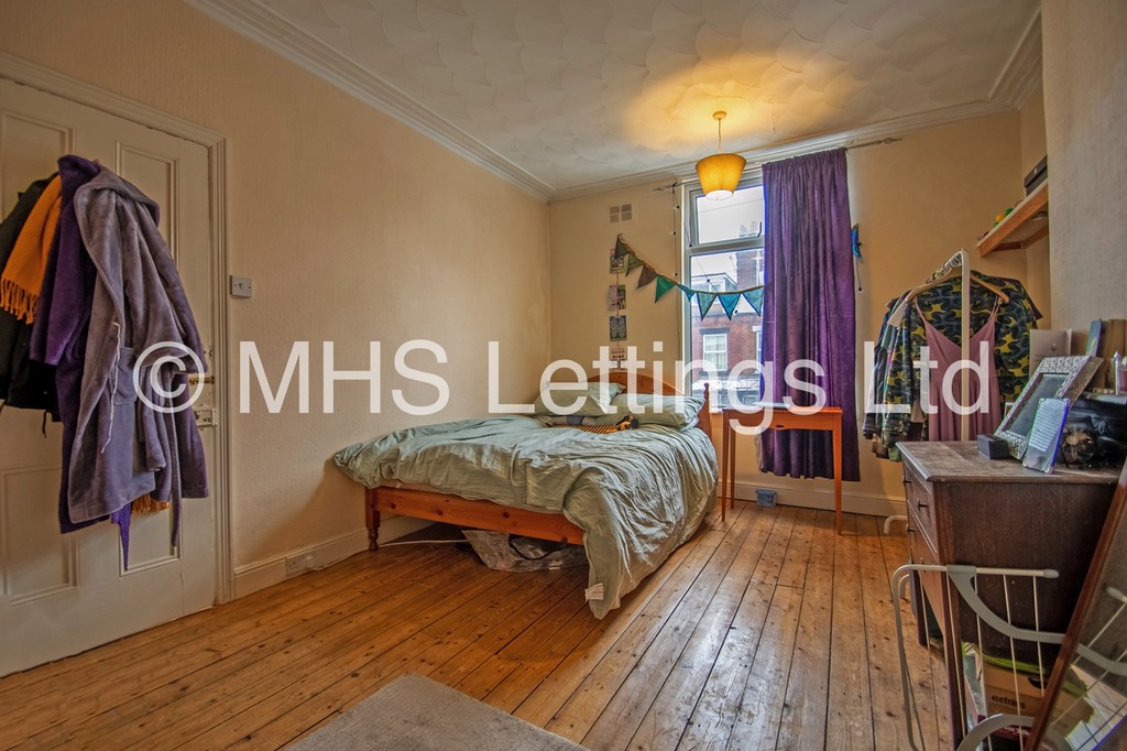 Photo of 2 Bedroom Mid Terraced House in 34 Woodside Avenue, Leeds, LS4 2QX