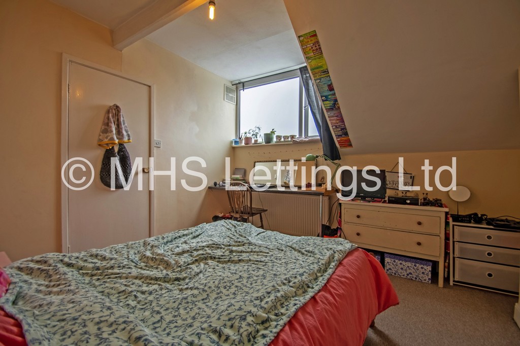 Photo of 2 Bedroom Mid Terraced House in 34 Woodside Avenue, Leeds, LS4 2QX
