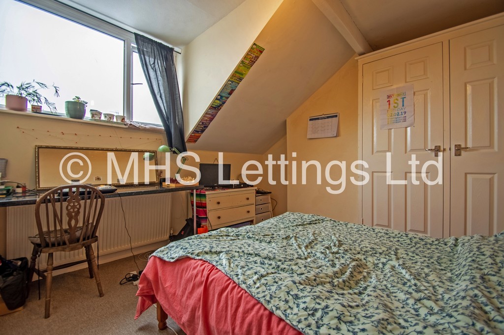 Photo of 2 Bedroom Mid Terraced House in 34 Woodside Avenue, Leeds, LS4 2QX