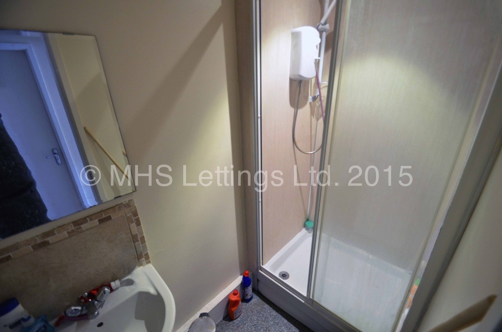 Photo of 5 Bedroom Ground Floor Flat in Flat 2, Welton Road, Leeds, LS6 1EE
