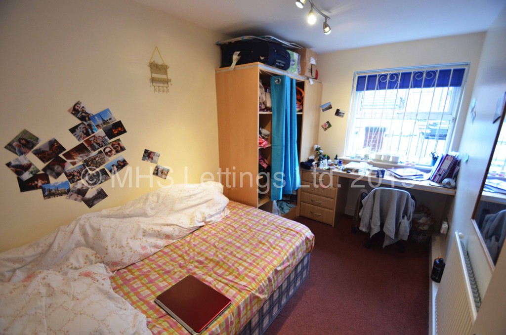 Photo of 5 Bedroom Ground Floor Flat in Flat 2, Welton Road, Leeds, LS6 1EE