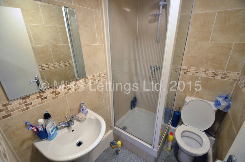 Photo of 5 Bedroom Ground Floor Flat in Flat 2, Welton Road, Leeds, LS6 1EE