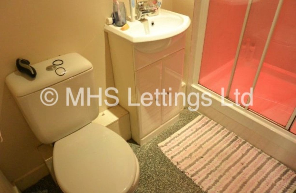 Photo of 5 Bedroom Ground Floor Flat in Flat 4, Welton Road, Leeds, LS6 1EE