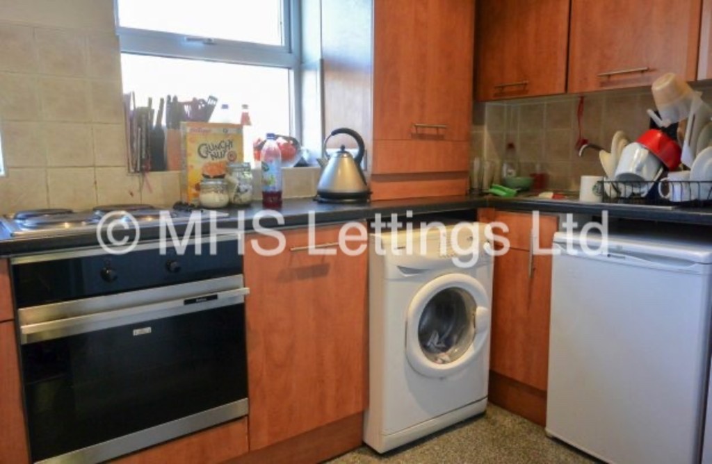 Photo of 5 Bedroom Ground Floor Flat in Flat 4, Welton Road, Leeds, LS6 1EE