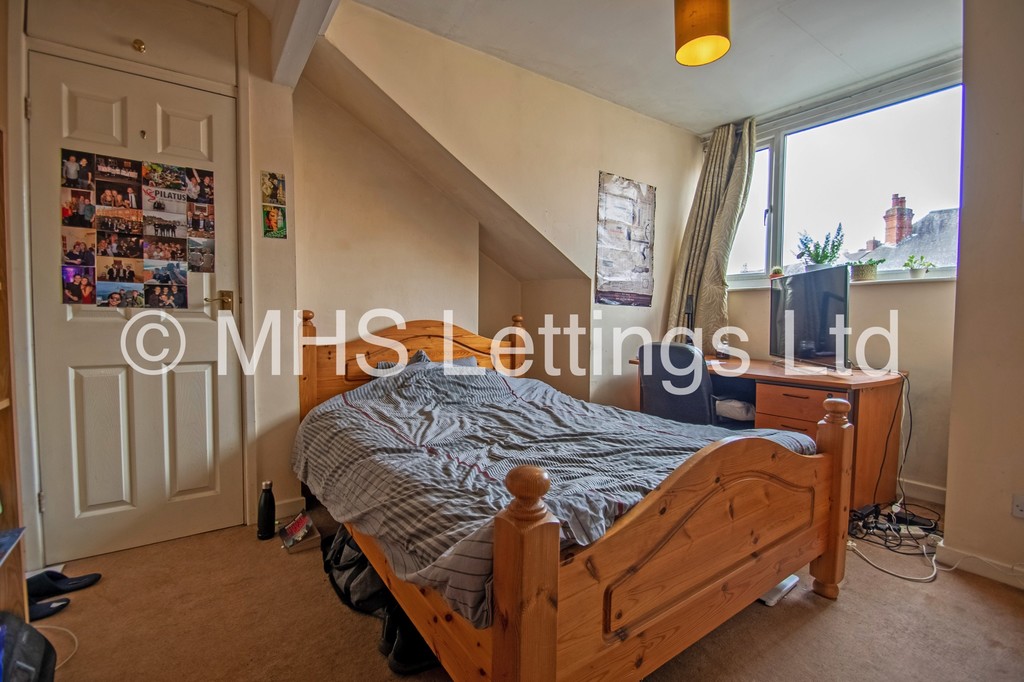 Photo of 3 Bedroom Mid Terraced House in 67 Beechwood Terrace, Leeds, LS4 2NG