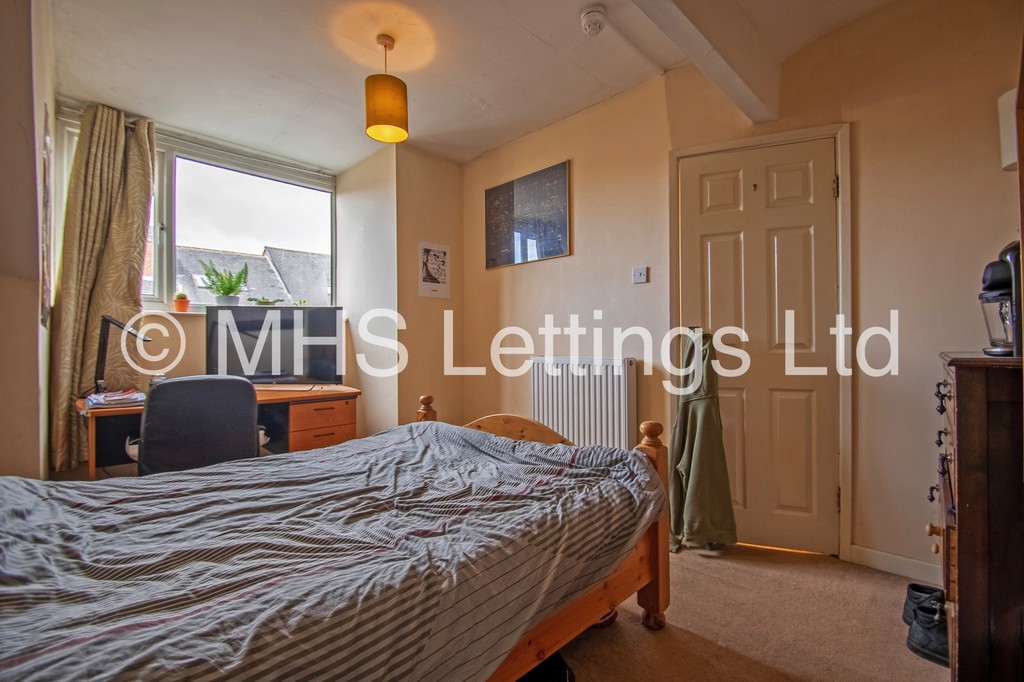 Photo of 3 Bedroom Mid Terraced House in 67 Beechwood Terrace, Leeds, LS4 2NG