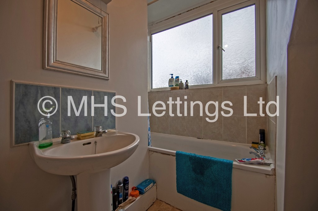 Photo of 3 Bedroom Mid Terraced House in 67 Beechwood Terrace, Leeds, LS4 2NG
