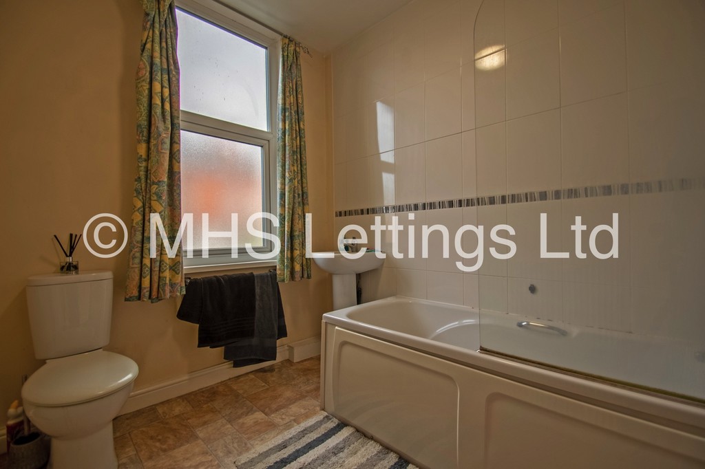 Photo of 3 Bedroom Mid Terraced House in 67 Beechwood Terrace, Leeds, LS4 2NG