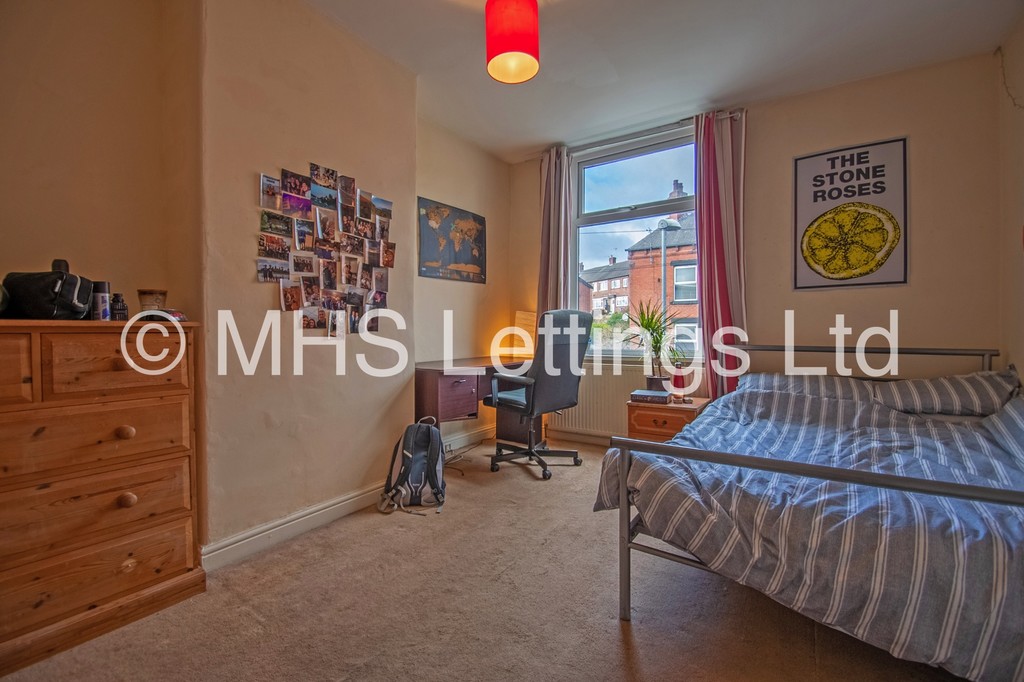 Photo of 3 Bedroom Mid Terraced House in 67 Beechwood Terrace, Leeds, LS4 2NG