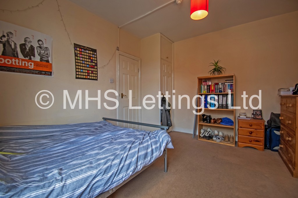 Photo of 3 Bedroom Mid Terraced House in 67 Beechwood Terrace, Leeds, LS4 2NG