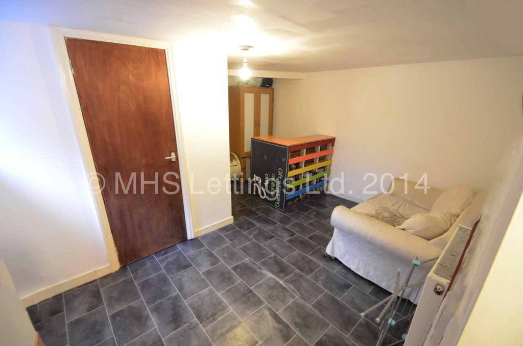 Photo of 5 Bedroom Mid Terraced House in 37 Harold Avenue, Leeds, LS6 1JR