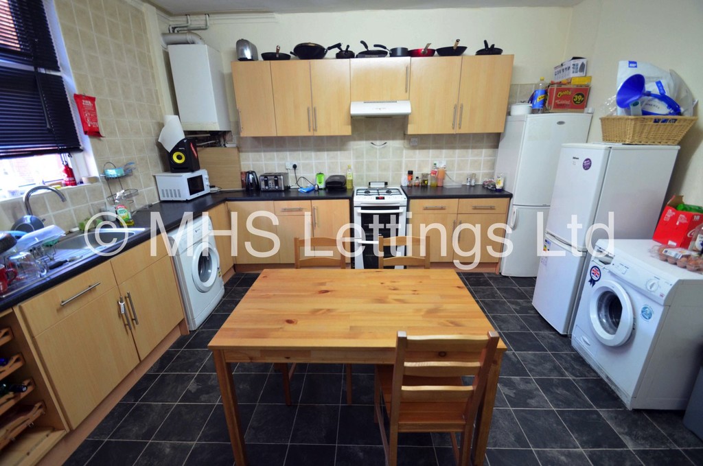 Photo of 5 Bedroom Mid Terraced House in 37 Harold Avenue, Leeds, LS6 1JR