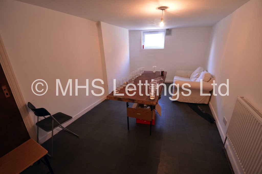 Photo of 5 Bedroom Mid Terraced House in 37 Harold Avenue, Leeds, LS6 1JR