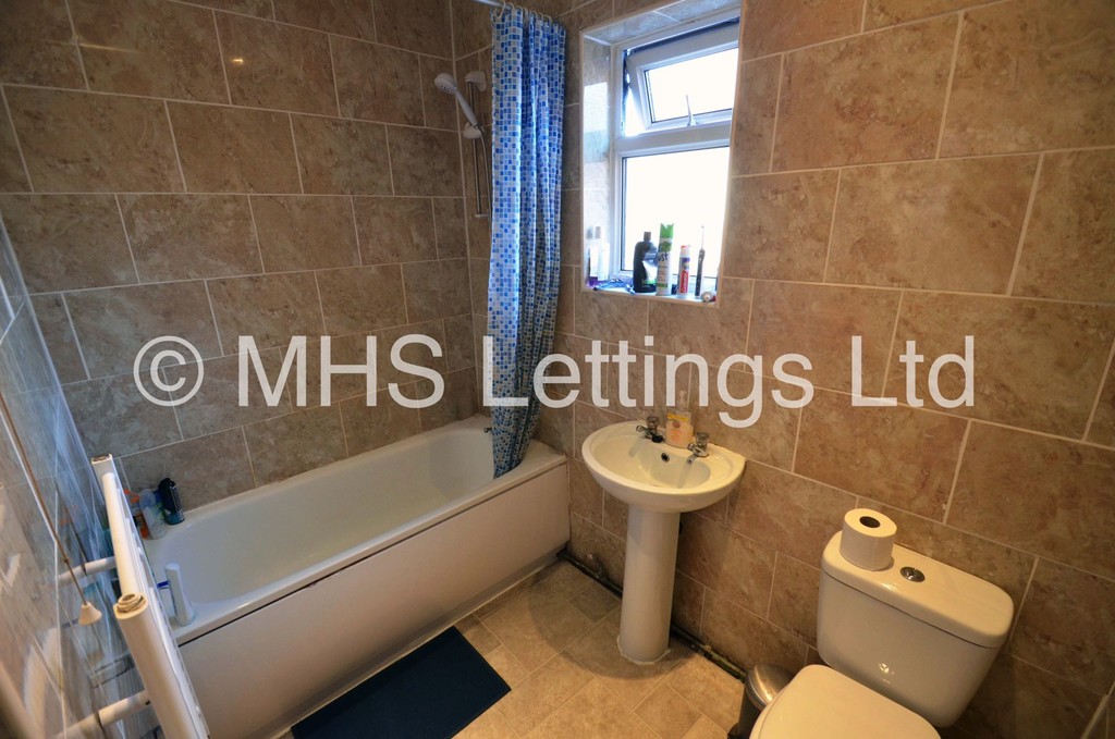 Photo of 5 Bedroom Mid Terraced House in 37 Harold Avenue, Leeds, LS6 1JR