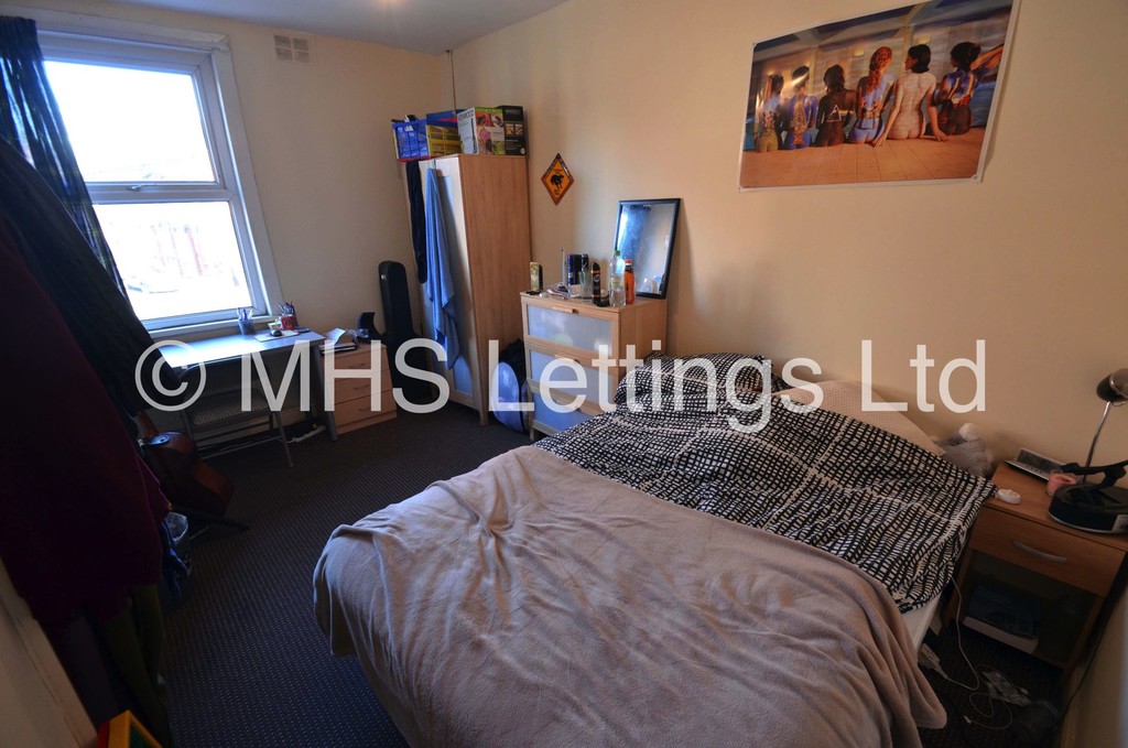 Photo of 5 Bedroom Mid Terraced House in 37 Harold Avenue, Leeds, LS6 1JR