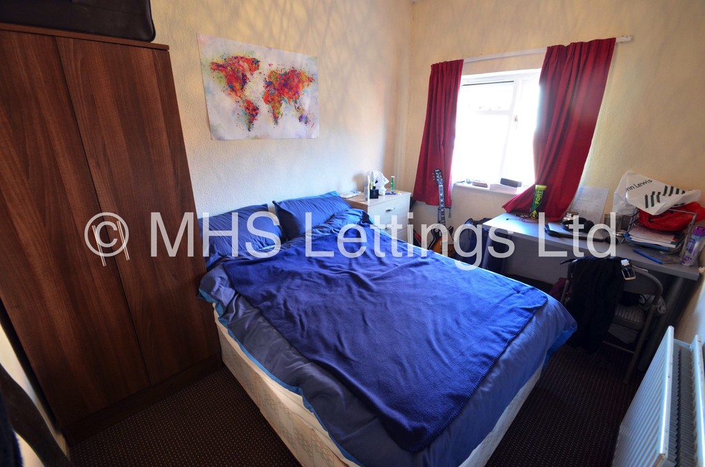 Photo of 5 Bedroom Mid Terraced House in 37 Harold Avenue, Leeds, LS6 1JR