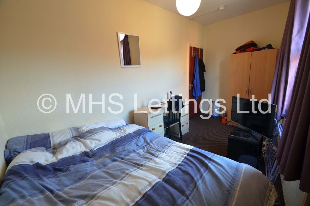 Photo of 5 Bedroom Mid Terraced House in 37 Harold Avenue, Leeds, LS6 1JR