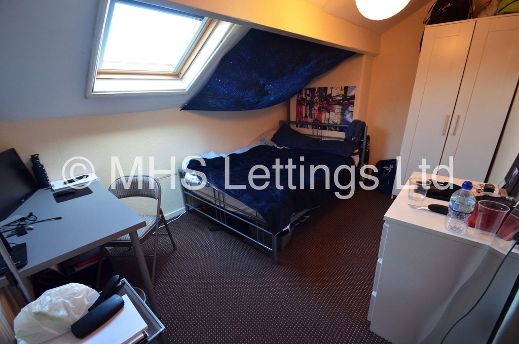 Photo of 5 Bedroom Mid Terraced House in 37 Harold Avenue, Leeds, LS6 1JR